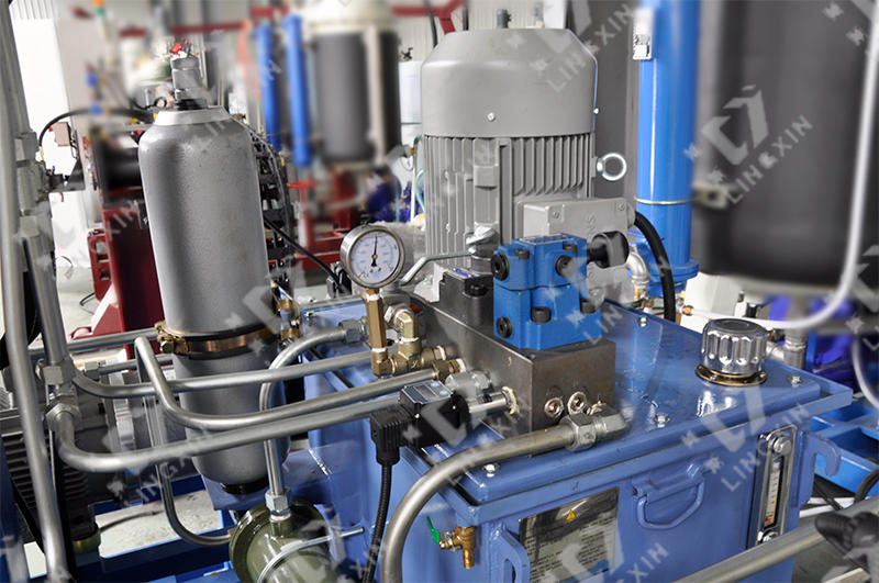 Polyurethane foaming machine